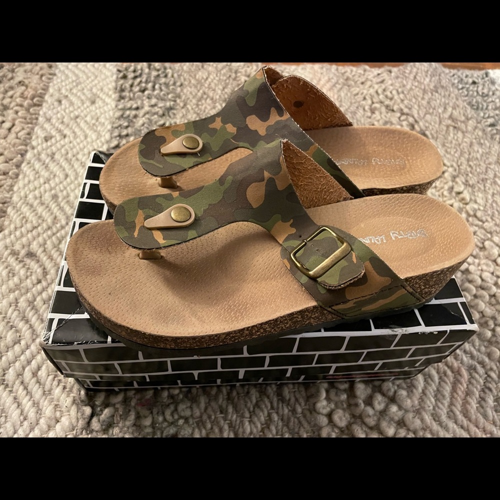 Dirty Laundry Camo Platform Wedges | Size 9